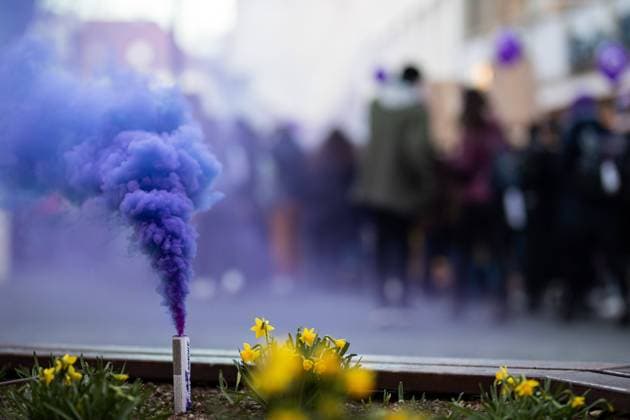 Stuttgart Internationaler Frauentag, Demo, Stuttgart, 08.03.2022 Pyrotechnik zuendet, qualmt in einem Blumenbeet am Rande einner Demonstration am Internationalen Frauentag, Internationaler Frauentag, Demo, Stuttgart, 08.03.2022 *** Stuttgart International Womens Day, demonstration, Stuttgart, 08 03 2022 Pyrotechnics ends, smokes in a flowerbed on the edge of a demonstration on International Womens Day, International Womens Day, demonstration, Stuttgart, 08 03 2022 Copyright: xTabeaxGuenzler Eibner-Pressefotox EP_TGR