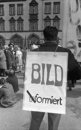 Der Ostermarsch Ruhr 1968 DEU, Deutschland, Ruhrgebiet: Der Ostermarsch 1968, hier am 13.4.1968 im Ruhrgebiet, demonstrierte fuer den Frieden mit den Hauptforderungen zur Beendigung des Vietnamkrieges und gegen die Notstandsgesetze von Duisburg nach Dortmund. DEU, Germany, Ruhr area: The Easter March 1968, here on April 13, 1968 in the Ruhr area, demonstrated for peace with the main demands to end the Vietnam War and against the emergency laws from Duisburg to Dortmund. NRW *** The Easter March Ruhr 1968 DEU, Germany, Ruhr area The Easter March 1968, here on April 13, 1968 in the Ruhr area, demonstrated for peace with the main demands to end the Vietnam War and against the emergency laws from Duisburg to Dortmund DEU, Germany, Ruhr area Th