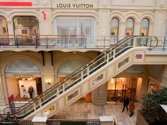 News Themen der Woche KW10 March 8, 2022, Moscow, Russia: Closed Louis Vuitton stores on the second and third floors of GUM. Major international premium brands have ceased their activities in Russia, by closing their stores. Moscow Russia - ZUMAs197 20220308_zaa_s197_626 Copyright: xAlexanderxSayganovx