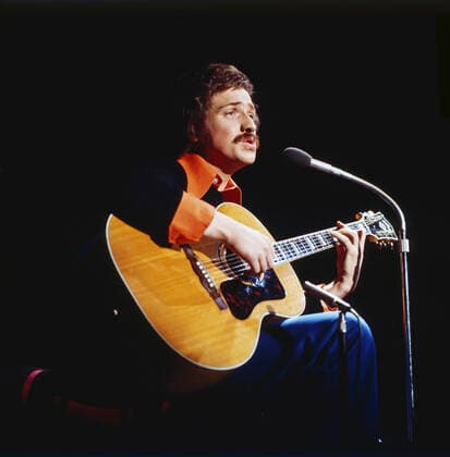 Musikreport Musikreport, Musiksendereihe, Deutschland, Sendung vom 12. Februar 1974, Stargast: Herbert Reiner mit Gitarre, Deutschland Copyright: kpa UnitedArchives55007902 EDITORIAL USE ONLY
