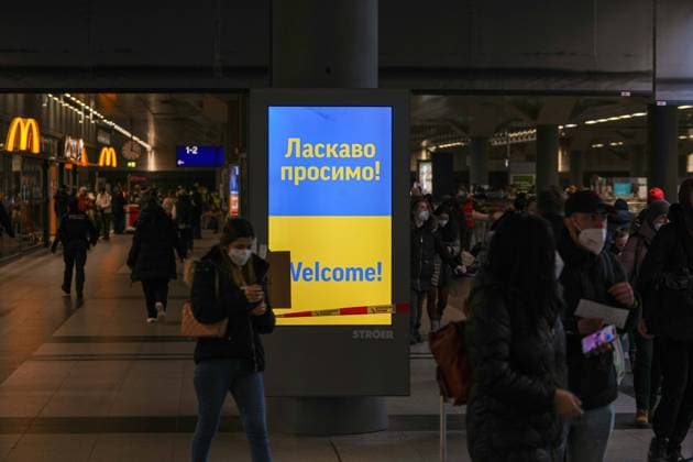News Bilder des Tages 09.03.2022,Berlin,Deutschland,GER,Impressionen von ankommenden ukrainische Flüchtlinge am Berliner Hauptbahnhof.Welcome! *** 09 03 2022,Berlin,Germany,GER,Impressions of arriving Ukrainian refugees at Berlin main station Welcome