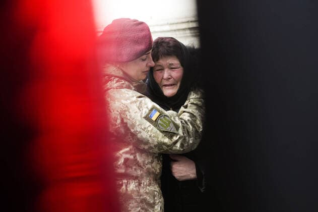 Bilder des Jahres 2022, News 03 März News Themen der Woche KW10 News Bilder des Tages Relatives and friends of Dmytro and Kyrilo, two Ukrainian soldiers killed in fighting with Russian forces, attend a memorial ceremony at Lychakiv cementery in Lviv, Ukraine, 09 March 2022. A memorial ceremony was held for three soldiers; Dmytro Kotenko, Kyrylo Moroz and Vasyl Vyshyvanyi, who were killed near the city of Kherson during Russia s invasion of Ukraine. Funeral ceremony of Ukrainian soldiers in Lviv, Ukraine !ACHTUNG: NUR REDAKTIONELLE NUTZUNG!  Copyright: xBorjaxSanchezxTrillox GRAF4010 20220309-d77b666b4cafb763a24d79e87ac6b15706765a52