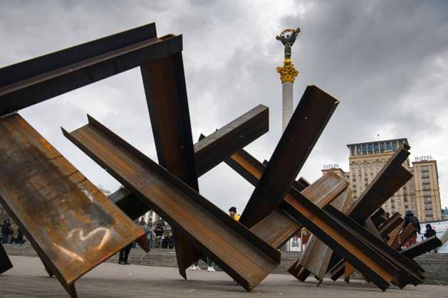 Ukraine-Krieg, Jahrestag der Invasion, Chronologie der Ereignisse, Archivbilder News Themen der Woche KW10 News Bilder des Tages Concert Free Sky In Support Of Requirements Close The Sky Over Ukraine Anti-tank obstacle defense at the Independence Square in central Kyiv, Ukraine March 9, 2022 Kyiv Ukraine  Copyright: xMaxymxMarusenkox originalFilename: musienko-notitle220309_npyhh.jpg