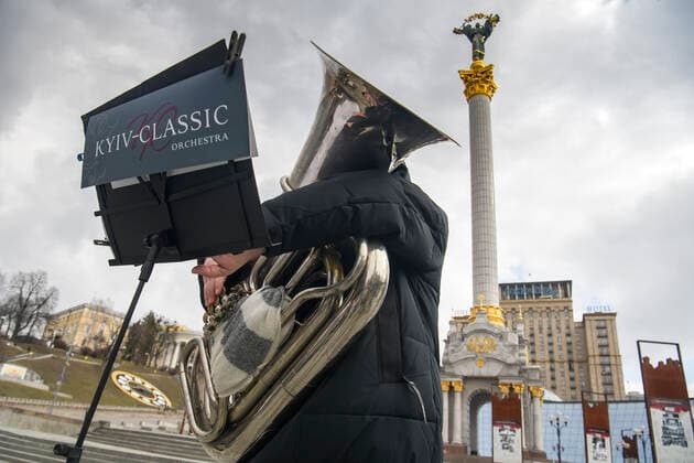 Concert Free Sky In Support Of Requirements Close The Sky Over Ukraine Musicians of the Kyiv Classic Symphony Orchestra under the direction of conductor Herman Makarenko perform during an open air concert Free Sky in support of requirements Close the sky over Ukraine at the Independence Square in central Kyiv, Ukraine March 9, 2022 Kyiv Ukraine  Copyright: xMaxymxMarusenkox originalFilename: musienko-notitle220309_nphB1.jpg
