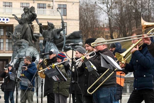 Concert Free Sky In Support Of Requirements Close The Sky Over Ukraine Musicians of the Kyiv Classic Symphony Orchestra under the direction of conductor Herman Makarenko perform during an open air concert Free Sky in support of requirements Close the sky over Ukraine at the Independence Square in central Kyiv, Ukraine March 9, 2022 Kyiv Ukraine  Copyright: xMaxymxMarusenkox originalFilename: musienko-notitle220309_npKfb.jpg