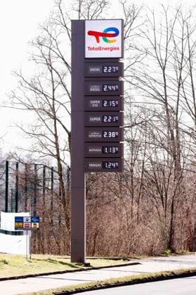 Die Benzin- und Dieselpreise haben neue Höchststände an den Tankstellen in Deutschland erreicht. Die Auswirkungen des Ukraine-Kriegs sorgen am Markt weiter für große Nervosität. Im Bild eine Total Tankstelle in Treptow. (Themenbild, Symbolbild) Berlin, 09.03.2022 *** The gasoline and diesel prices have reached new highs at gas stations in Germany The effects of the Ukraine war continue to cause great nervousness in the market In the picture a Total gas station in Treptow Topic image, symbol image Berlin, 09 03 2022 Foto:xS.xGabschx xFuturexImage