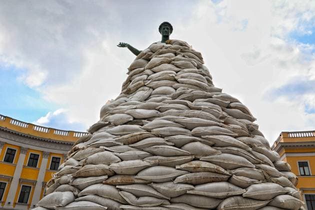 Ukraine-Krieg, Jahrestag der Invasion, Chronologie der Ereignisse, Archivbilder News Themen der Woche KW10 News Bilder des Tages ODESA, UKRAINE - MARCH 09, 2022 - Monument to Duke Richelieu is put round with sandbags in Prymorskyi Boulevard, Odesa, southern Ukraine Duke Richelieu monument sandbagged in Odesa  Copyright: xNinaxLyashonokx