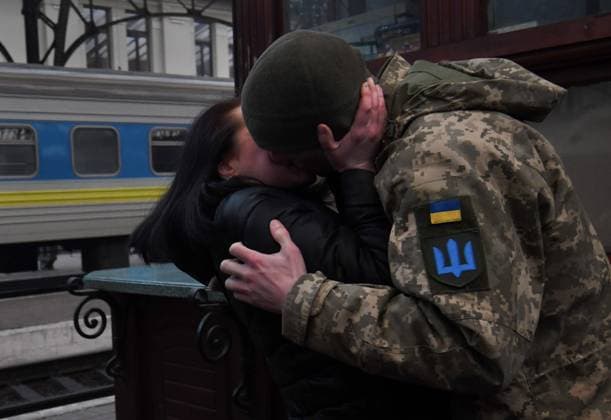 Ukraine-Krieg, Jahrestag der Invasion, Chronologie der Ereignisse, Archivbilder News Themen der Woche KW10 News Bilder des Tages March 9, 2022, Lviv, Ukraine: Loved ones say farewell to soldiers heading east to the front in the war with Russia at a train station in Lviv, Ukraine on March 9, 2022. Lviv Ukraine - ZUMAg208 20220309_zap_g208_002 Copyright: xCarolxGuzyx