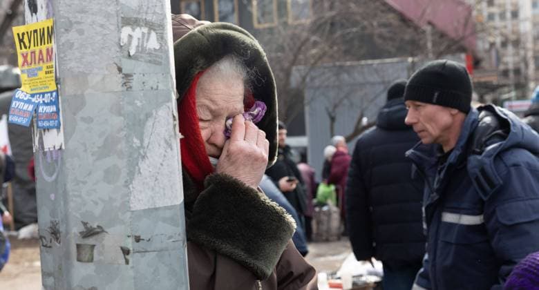 News Bilder des Tages March 9, 2022, Irpin, Ukraine: An old lady seen emotional during the evacuation..Thousands of residents of Irpin have to abandon their homes and evacuate as Russian troops are bombing a peaceful city. War refugees in Ukraine. Irpin Ukraine - ZUMAs197 20220309_zaa_s197_306 Copyright: xMykhayloxPalinchakx