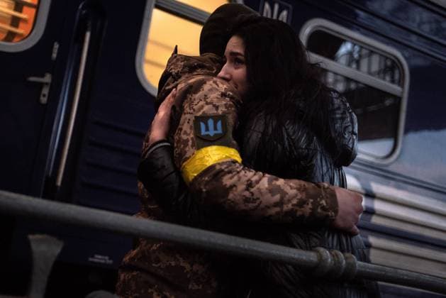 Ukraine-Krieg, Jahrestag der Invasion, Chronologie der Ereignisse, Archivbilder News Bilder des Tages War In Ukraine, Refugees In Lviv Freshly trained soldiers give farewell to relatives, girlfriends and wifes as they board a train to the frontline in Dnipro, in the center of the country, Ukraine, on March 09, 2022. The troops reinforce the defense of the city that in recent days became a target of the russians in an effort to isolate the east of Ukraine (specially Donbass) from the rest of the country. Lviv Ukraine  Copyright: xGustavoxBassox originalFilename: basso-russiani220310_npc73.jpg