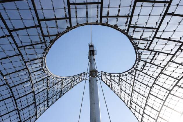 Creative Highlights World Glasdach im Olympiapark in Muenchen im Herbst 2021. *** Glass roof in the Olympic Park in Munich in fall 2021 Copyright: xBEAUTIFULxSPORTS KJPetersx