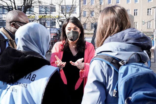 Auftaktveranstaltung der ImpfenHilft Tour Aktuell, 10.02.2022, Berlin, Duezen Tekkal Gruenderin und Vorsitzende von German Dream im Gespraech mit Mitarbeitern des Pandemiestab vom Gesundheitsamt bei der Auftaktveranstaltung der ImpfenHilft Tour die von der Organisation GermanDream im Rahmen der Kampagen ImpfenHilft der Bundesregierung realisiert wird. Impfen hilft soll vor Ort in verschiedenen Sprachen aufklaeren und impfen. Berlin Berlin Deutschland