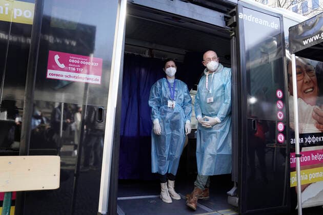 Auftaktveranstaltung der ImpfenHilft Tour Aktuell, 10.02.2022, Berlin, Impfaerzte warten auf Impfwillige fuer die Corona Schutzimpfung im Impfbus der Aktion ImpfenHilft bei der Auftaktveranstaltung der Organisation GermanDream im Rahmen der Kampagen ImpfenHilft der Bundesregierung realisiert wird. Impfen hilft soll vor Ort in verschiedenen Sprachen aufklaeren und impfen, jedoch ist das Impfintersse zurueck gegangen und es sind kaum Buerger bereit sich impfen zu lassen. Berlin Berlin Deutschland