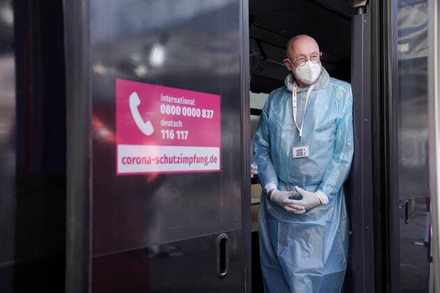 Auftaktveranstaltung der ImpfenHilft Tour Aktuell, 10.02.2022, Berlin, Impfarzt warten auf Impfwillige fuer die Corona Schutzimpfung im Impfbus der Aktion ImpfenHilft bei der Auftaktveranstaltung der Organisation GermanDream im Rahmen der Kampagen ImpfenHilft der Bundesregierung realisiert wird. Impfen hilft soll vor Ort in verschiedenen Sprachen aufklaeren und impfen, jedoch ist das Impfintersse zurueck gegangen und es sind kaum Buerger bereit sich impfen zu lassen. Berlin Berlin Deutschland