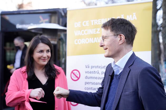 Auftaktveranstaltung der ImpfenHilft Tour Aktuell, 10.02.2022, Berlin, Bundesgesundheitsminister Karl Lauterbach (SPD) mit Duezen Tekkal Gruenderin und Vorsitzende von German Dream beim gemeinsamen Statement bei der Auftaktveranstaltung der ImpfenHilft Tour die von der Organisation GermanDream im Rahmen der Kampagen ImpfenHilft der Bundesregierung realisiert wird. Impfen hilft soll vor Ort in verschiedenen Sprachen aufklaeren und impfen. Berlin Berlin Deutschland