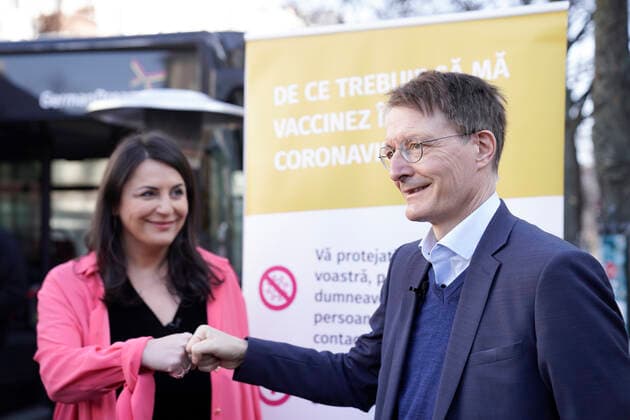 News Bilder des Tages Auftaktveranstaltung der ImpfenHilft Tour Aktuell, 10.02.2022, Berlin, Bundesgesundheitsminister Karl Lauterbach (SPD) mit Duezen Tekkal Gruenderin und Vorsitzende von German Dream beim gemeinsamen Statement bei der Auftaktveranstaltung der ImpfenHilft Tour die von der Organisation GermanDream im Rahmen der Kampagen ImpfenHilft der Bundesregierung realisiert wird. Impfen hilft soll vor Ort in verschiedenen Sprachen aufklaeren und impfen. Berlin Berlin Deutschland