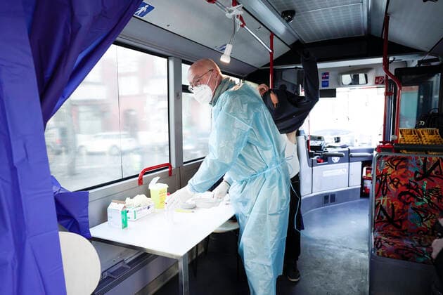 Auftaktveranstaltung der ImpfenHilft Tour Aktuell, 10.02.2022, Berlin, Impfarzt im Impfbus nachdem er gereade einen Impfwillige fuer die Corona Schutzimpfung geimpft hat. Der Impfbus der Aktion ImpfenHilft bei der Auftaktveranstaltung der Organisation GermanDream im Rahmen der Kampagen ImpfenHilft der Bundesregierung realisiert wird. Impfen hilft soll vor Ort in verschiedenen Sprachen aufklaeren und impfen, jedoch ist das Impfintersse zurueck gegangen und es sind kaum Buerger bereit sich impfen zu lassen. Berlin Berlin Deutschland