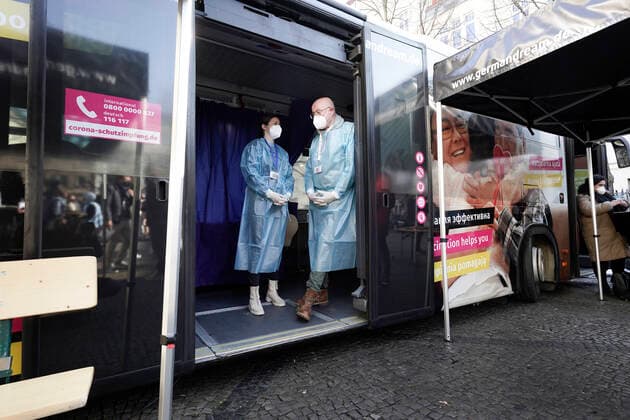 Auftaktveranstaltung der ImpfenHilft Tour Aktuell, 10.02.2022, Berlin, Impfaerzte warten auf Impfwillige fuer die Corona Schutzimpfung im Impfbus der Aktion ImpfenHilft bei der Auftaktveranstaltung der Organisation GermanDream im Rahmen der Kampagen ImpfenHilft der Bundesregierung realisiert wird. Impfen hilft soll vor Ort in verschiedenen Sprachen aufklaeren und impfen, jedoch ist das Impfintersse zurueck gegangen und es sind kaum Buerger bereit sich impfen zu lassen. Berlin Berlin Deutschland