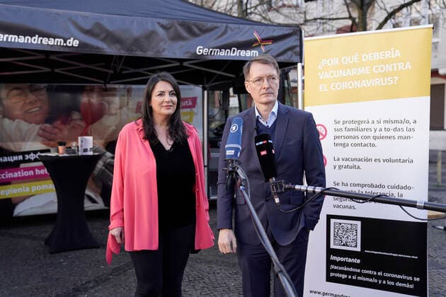 Auftaktveranstaltung der ImpfenHilft Tour Aktuell, 10.02.2022, Berlin, Bundesgesundheitsminister Karl Lauterbach (SPD) mit Duezen Tekkal Gruenderin und Vorsitzende von German Dream beim gemeinsamen Statement bei der Auftaktveranstaltung der ImpfenHilft Tour die von der Organisation GermanDream im Rahmen der Kampagen ImpfenHilft der Bundesregierung realisiert wird. Impfen hilft soll vor Ort in verschiedenen Sprachen aufklaeren und impfen. Berlin Berlin Deutschland
