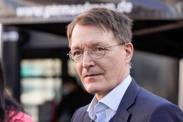 Auftaktveranstaltung der ImpfenHilft Tour Aktuell, 10.02.2022, Berlin, Bundesgesundheitsminister Karl Lauterbach (SPD) im Portrait bei der Auftaktveranstaltung der ImpfenHilft Tour die von der Organisation GermanDream im Rahmen der Kampagen ImpfenHilft der Bundesregierung realisiert wird. Impfen hilft soll vor Ort in verschiedenen Sprachen aufklaeren und impfen. Berlin Berlin Deutschland