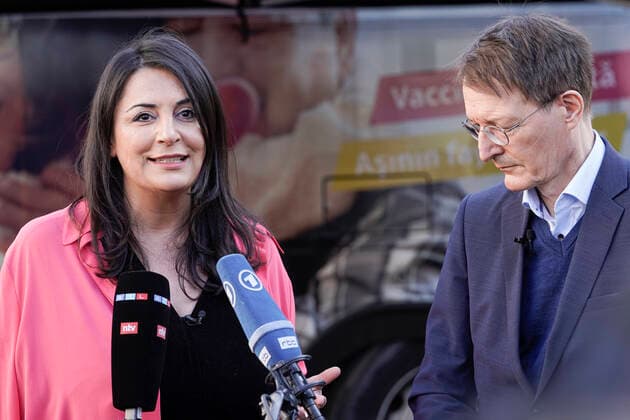 Auftaktveranstaltung der ImpfenHilft Tour Aktuell, 10.02.2022, Berlin, Bundesgesundheitsminister Karl Lauterbach (SPD) mit Duezen Tekkal Gruenderin und Vorsitzende von German Dream beim gemeinsamen Statement bei der Auftaktveranstaltung der ImpfenHilft Tour die von der Organisation GermanDream im Rahmen der Kampagen ImpfenHilft der Bundesregierung realisiert wird. Impfen hilft soll vor Ort in verschiedenen Sprachen aufklaeren und impfen. Berlin Berlin Deutschland