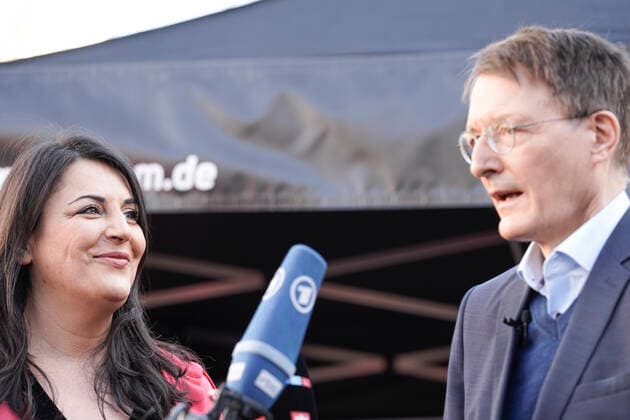 Auftaktveranstaltung der ImpfenHilft Tour Aktuell, 10.02.2022, Berlin, Bundesgesundheitsminister Karl Lauterbach (SPD) mit Duezen Tekkal Gruenderin und Vorsitzende von German Dream beim gemeinsamen Statement bei der Auftaktveranstaltung der ImpfenHilft Tour die von der Organisation GermanDream im Rahmen der Kampagen ImpfenHilft der Bundesregierung realisiert wird. Impfen hilft soll vor Ort in verschiedenen Sprachen aufklaeren und impfen. Berlin Berlin Deutschland