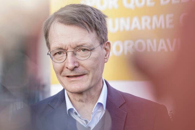 Auftaktveranstaltung der ImpfenHilft Tour Aktuell, 10.02.2022, Berlin, Bundesgesundheitsminister Karl Lauterbach (SPD) im Portrait bei der Auftaktveranstaltung der ImpfenHilft Tour die von der Organisation GermanDream im Rahmen der Kampagen ImpfenHilft der Bundesregierung realisiert wird. Impfen hilft soll vor Ort in verschiedenen Sprachen aufklaeren und impfen. Berlin Berlin Deutschland