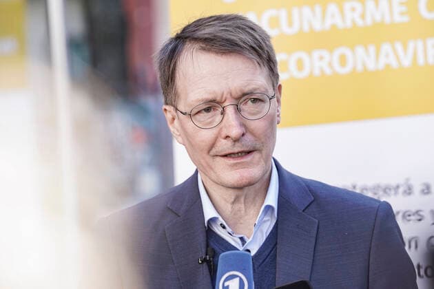 Auftaktveranstaltung der ImpfenHilft Tour Aktuell, 10.02.2022, Berlin, Bundesgesundheitsminister Karl Lauterbach (SPD) im Portrait bei der Auftaktveranstaltung der ImpfenHilft Tour die von der Organisation GermanDream im Rahmen der Kampagen ImpfenHilft der Bundesregierung realisiert wird. Impfen hilft soll vor Ort in verschiedenen Sprachen aufklaeren und impfen. Berlin Berlin Deutschland