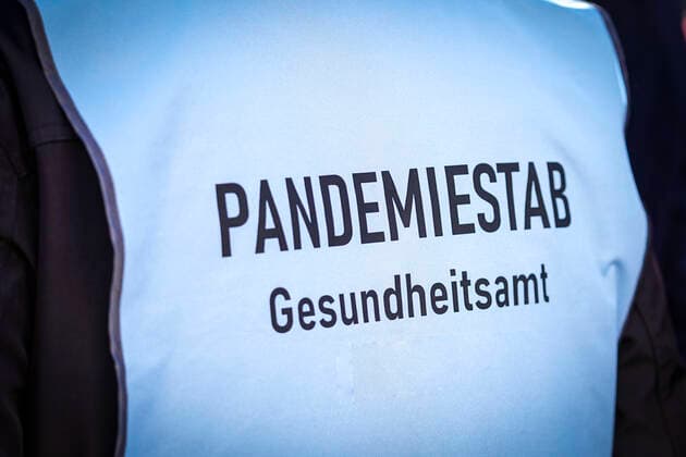 Auftaktveranstaltung der ImpfenHilft Tour Symbolbild,Fotomontage,Themenbild Warnwesten mit der Aufschrift Pandemiestab Gesundheitsamt der Auftaktveranstaltung der Organisation GermanDream im Rahmen der Kampagen ImpfenHilft der Bundesregierung realisiert wird. Impfen hilft soll vor Ort in verschiedenen Sprachen aufklaeren und impfen, jedoch ist das Impfintersse zurueck gegangen und es sind kaum Buerger bereit sich impfen zu lassen. Berlin Berlin Deutschland