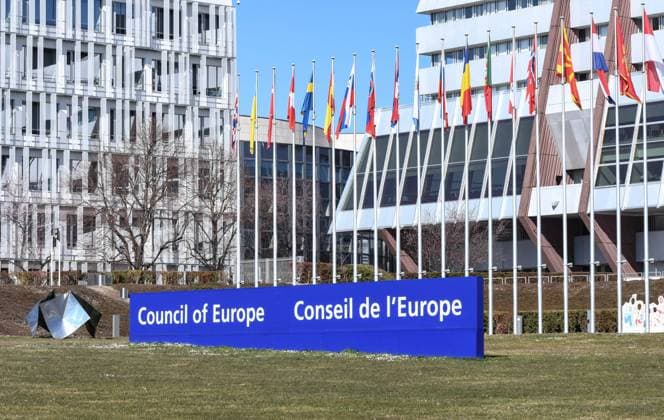 Europarat iin Strassburg (Strasbourg), Nach dem russischen Angriff auf die Ukraine hat der Europarat Russland von seinen Repraesentationsrechten in der Staatenorganisation entbunden Ð sowohl in der Vertretung der Regierungschefs, dem Ministerkomitee, als auch in der Parlamentarischen Versammlung. *** Council of Europe iin Strasbourg Strasbourg , After the Russian attack on Ukraine, the Council of Europe has stripped Russia of its rights of representation in the organization of states Ð both in the representation of heads of government, the Committee of Ministers, and in the Parliamentary Assembly