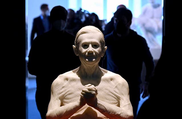 Bilder des Jahres 2022, Entertainment 03 März Entertainment Themen der Woche KW10 Entertainment Bilder des Tages Jacopo Cardillo alias Jago Ausstelung im Palazzo Bonaparte in Rom March 10, 2022, Rome: The sculpture Habemus Hominem by the Italian artist Jacopo Cardillo alias Jago during the exhibition at Palazzo Bonaparte in Rome, Italy, 10 March 2022. ANSA RICCARDO ANTIMIANI Rome - ZUMAa110 20220310_zaf_a110_030 Copyright: xRiccardoxAntimianix