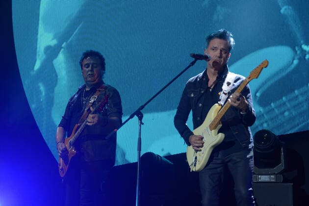Soda Stereo Konzert in Mexiko-Stadt Soda Stereo ˜Gracias Totales Tour™ Concert MEXICO CITY, MEXICO - MARCH 9, 2022: Guest Richard Coleman for Soda Stereo band sings on stage during ˜Gracias Totales Tour™ in memory of Vocalist Gustavo Cerati at Palacio de los Deportes. On March 9, 2022 in Mexico City, Mexico. (Photo by Jaime Nogales Eyepix Group) Copyright: xJaimexNogalesx xEyepixxGroupx EYEPIX_JN_09032022_58057