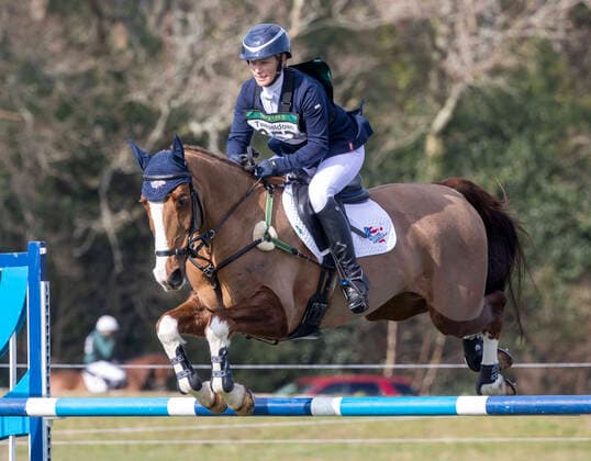 Entertainment Themen der Woche KW10 Entertainment Bilder des Tages Zara Tindall beim Springreiten auf dem Tweseldown Racecourse . 10 03 2022. Tweseldown, United Kingdom. Zara Tindall competes in the first horse trials of the season at Tweseldown Racecourse, United Kingdom.  xi-Imagesx IIM-23190-0016