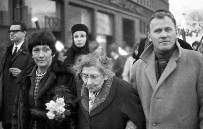 Der Ostermarsch Ruhr 1967 DEU, Deutschland, Ruhrgebiet: Der Ostermarsch Ruhr 1967 , hier am 25.3.1967 im Ruhrgebiet, für Abrüstung und gegen Atomwaffen in Deutschland. Max von der Grün, Prof.Dr. KLara Maria Faßbinder, Elly Steinmam, N.N. v.rechts n. l. DEU, Germany, Ruhr area: The Easter march Ruhr 1967 , here on March 25, 1967 in the Ruhr area, for disarmament and against nuclear weapons in Germany. NRW *** The Easter march Ruhr 1967 DEU, Germany, Ruhr area The Easter march Ruhr 1967 , here on March 25, 1967 in the Ruhr area, for disarmament and against nuclear weapons in Germany Max von der Grün, Prof Dr KLara Maria Faßbinder, Elly Steinmam, N N v right n l DEU, Germany, Ruhr area The Easter march Ruhr 1967 , here on March 25,