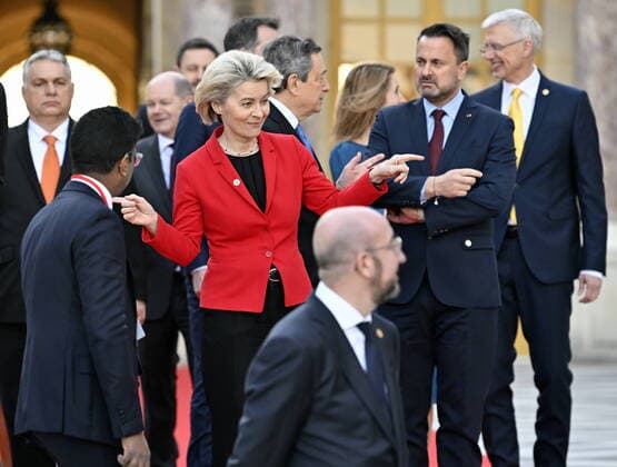 Bilder des Jahres 2022, News 03 März News Themen der Woche KW10 News Bilder des Tages EU-Gipfel in Versailles European Commission president Ursula Von der Leyen, Prime Minister of Luxembourg Xavier Bettel and European Council President Charles Michel pictured before the traditional family photo group photo at the start of an informal meeting of the Heads of State or Government of the European Union, to discuss the consequences of the Russian invasion in Ukraine, in Versailles, near Paris, France, Thursday 10 March 2022.  ERICxLALMAND 20155523