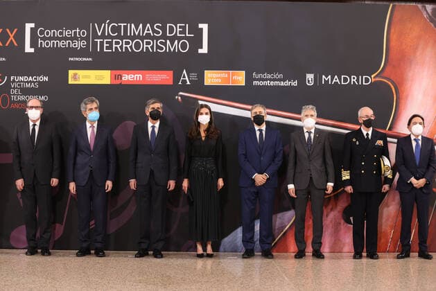 Spain s Queen Letizia (C), Spain s Home Affairs Minister Fernando Grande-Marlaska (3-R), President of the Supreme Court, Carlos Lesmes (2-L), and President of the Victims of Terrorism Foundation, Tomas Caballero (4-R), pose for a family photo before the XX In memoriam concert in tribute to 11-M terrorism s victims at National Auditory in Madrid, Spain, 10 March 2022. Spain s Queen Letizia attends a concert in tribute to terrorism s victims !ACHTUNG: NUR REDAKTIONELLE NUTZUNG!  Copyright: xKikoxHuescax(es-ES)x GRAF5565 20220310-adbff1bcdeed9c901e1515495d72590ba1a4ba40