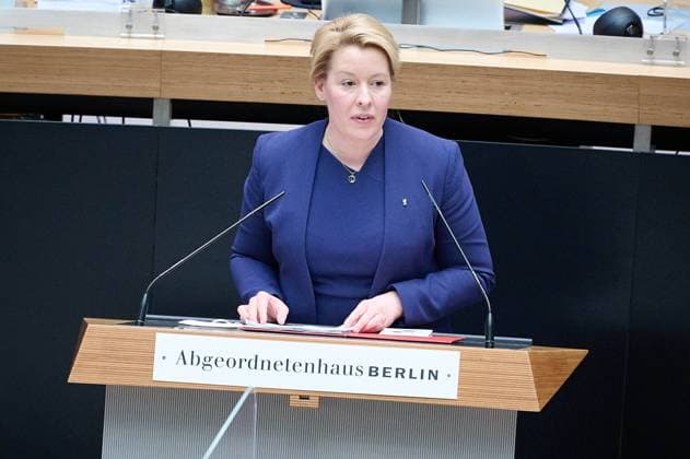 Berlin, Aktuelle Stunde im Abgeordnetenhaus Franziska Giffey (Regierende Bürgermeisterin von Berlin, SPD) spricht während der Aktuellen Stunde über den Russischen Angriffskrieg auf die Ukraine im Rahmen der Sitzung des Berliner Abgeordnetenhaus im Rahmen der am 10.03.2022. Berlin Abgeordnetenhaus Berlin Berlin Deutschland *** Berlin, current hour in the House of Representatives Franziska Giffey Governing Mayor of Berlin, SPD speaks during the current hour on the Russian war of aggression on Ukraine during the session of the Berlin House of Representatives during the 10 03 2022 Berlin House of Representatives Berlin Berlin Germany