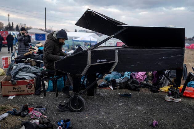 Bilder des Jahres 2022, News 03 März News Themen der Woche KW10 News Bilder des Tages Ukraine-Konflikt, Flüchtlinge in Medyka, Polen A Ukrainian refugee plays the piano in Medyka, on the Poland border with Ukraine, on 10 March 2022. Ukrainian people find refuge in Poland !ACHTUNG: NUR REDAKTIONELLE NUTZUNG!  Copyright: xRodrigoxJimenezx GRAF5633 20220310-f9c5ff08467bb3425b7f4f906262da0a9a01cef7