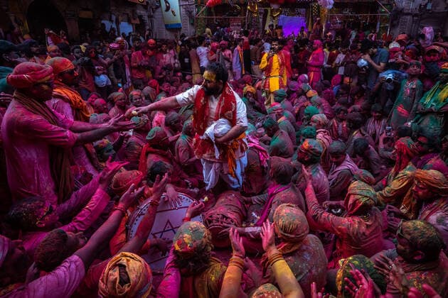 News Themen der Woche KW10 News Bilder des Tages March 10, 2022, Kolkata, West Bengal, India: Hindu devotee catch laddu prasad and singing traditional song as part ritual during take part in Laddu maar Holi at Radha Rani Temple in Barsana, Mathura. Kolkata India - ZUMAs263 20220310_zip_s263_011 Copyright: xSaurabhxSirohiyax