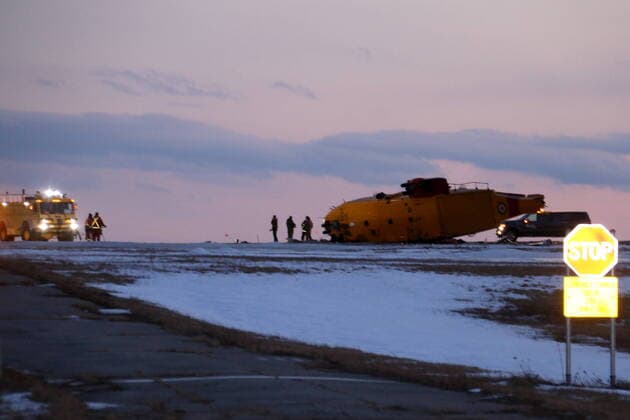 Bilder des Jahres 2022, News 03 März News Themen der Woche KW10 News Bilder des Tages March 10, 2022, GANDER, NL, CANADA: Emergency crews work around the wreckage of a downed CH-149 Cormorant search and rescue helicopter at 9 Wing Canadian Forces Base Gander, in Gander, N.L., Thursday, March 10, 2022. The Royal Canadian Air Force says there were six crew members on board the CH-149 search and rescue helicopter when it went down this afternoon. GANDER CANADA  - ZUMAc35_ 20220310_zaf_c35_083 Copyright: xScottxCookx