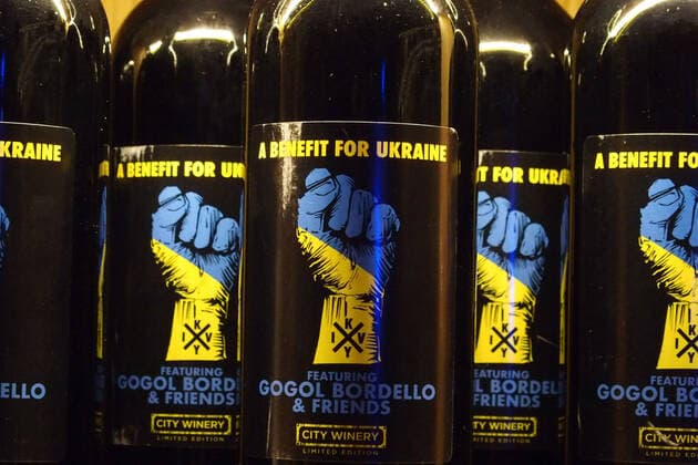 News Bilder des Tages March 10, 2022, New York, New York, USA: Gogol Bordello in collaboration with City Winery NYC held a concert to benefit Ukraine. Called Ã¢â‚¬oeA Benefit for UkraineÃ¢â‚¬Â the proceeds of the event were given to Come Back Alive based out of Ukraine since 2014 and Ã¢â‚¬oeCare USAÃ¢â‚¬Â who matched donations. At the time the event launched, $130,000 had been raised. Other line-up performers were Patti Smith and Suzanne Vega amongst the list. New York USA - ZUMAo116 20220310_znp_o116_040 Copyright: xBiancaxOterox
