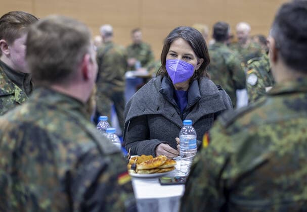 News Themen der Woche KW10 News Bilder des Tages Annalena Baerbock (Buendnis 90 Die Gruenen), Bundesaussenministerin, besucht die Kosovo Force (KFOR) im Camp Film City. Hier bei der Begegnung mit Soldatinnen und Soldaten des deutschen KFOR-Einsatzkontingents. BM Baerbock besucht auf ihrer Reise, Bosnien und Herzegowina, den Kosovo, Serbien und die Republik Moldau. Pristina, 10.03.2022 Pristina Kosovo *** Annalena Baerbock Buendnis 90 Die Gruenen , Federal Minister of Foreign Affairs, visits Kosovo Force KFOR in Camp Film City Here at the meeting with soldiers of the German KFOR contingent BM Baerbock visits on her trip, Bosnia and Herzegovina, Kosovo, Serbia and Moldova Pristina, 10 03 2022 Pristina Kosovo Copyright: xThomasxImox