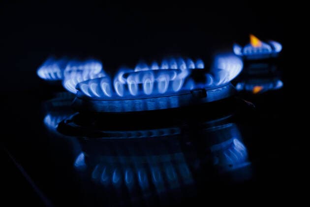 IMAGO Nature: Unsere Erde, Energiequellen, Erdgas Symbolfoto zum Thema steigende Kosten fuer Gas. Flammen in einem Gasherd. Berlin, 11.03.2022 Berlin Deutschland *** Symbol photo on the subject of rising costs for gas flames in a gas stove Berlin, 11 03 2022 Berlin Germany Copyright: xThomasxTrutschel photothek.dex