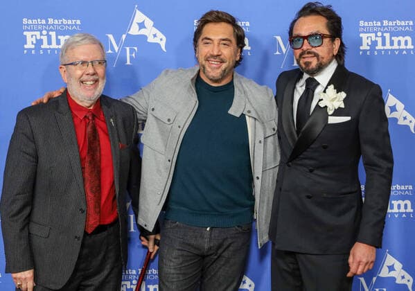 Bilder des Jahres 2022, Entertainment 03 März Entertainment Themen der Woche KW10 Entertainment Bilder des Tages March 10, 2022, Santa Barbara, California, USA: Being the RicardosÃ¢â‚¬Â star Javier Bardem poses on the Red Carpet at the Arlington Theater with renowned movie reviewer Maltin and SBIFF Executive Director Roger Durling, on March 10, 2022 during the 37th Santa Barbara International Film Festival (SBIFF). Bardem is receiving the Leonard Maltin MasterÃ¢â‚¬â ¢s Award. Santa Barbara USA - ZUMAk144 20220310_znp_k144_001 Copyright: xAmyxKatzx