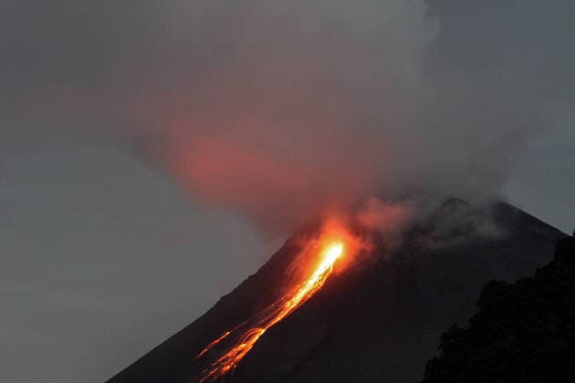 News Themen der Woche KW10 News Bilder des Tages (220311) -- YOGYAKARTA, March 11, 2022 -- The long exposure photo taken on March 10, 2022 shows volcanic materials spewing from Mount Merapi seen from Turgo Purwobinangun village in Sleman district, Yogyakarta, Indonesia. (Photo by Xinhua) INDONESIA-YOGYAKARTA-MOUNT MERAPI-ERUPTION PriyoxUtomo 