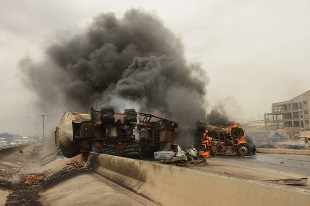 Bilder des Jahres 2022, News 03 März News Themen der Woche KW10 News Bilder des Tages Petrol Tanker Catches Fire In Lagos A tanker laden with diesel goes up in flames after the tanker driver lost control and fell on other cars across the Lagos-Ibadan expressway in Mountain of Fire and Miracle Ministries camp, popularly called prayer city, Ogun State, on March 10, 2022. Lagos Nigeria  Copyright: xOlukayodexJaiyeolax originalFilename: jaiyeola-notitle220310_npwWZ.jpg