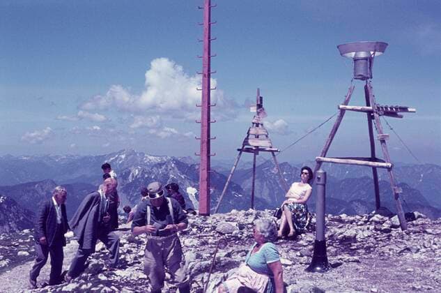  Sonnenbad auf dem Hohen Krippenstein, Aussichtsberg am Nordrand des Dachsteingebirges, Oberösterreich, Österreich, Sechziger Jahre, Europa *** Sunbathing on the Hohe Krippenstein, lookout mountain on the northern edge of the Dachstein mountains, Upper Austria, Austria, Sixties, Europe Copyright: imageBROKER/AugustxLautenbacher ibltoh08178904.jpg