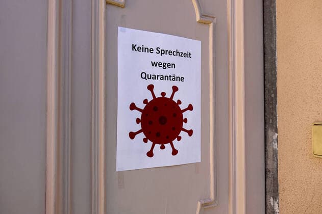 keine Sprechzeiten in der Quarantäne keine Sprechzeiten in der Quarantäne, 09.03.2022, Niemegk, Brandenburg, An einer Tür befindet sich die Information, das keine Sprechzeiten stattfinden.