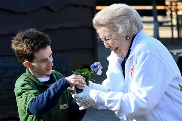 Bilder des Jahres 2022, Entertainment 03 März Entertainment Themen der Woche KW10 Entertainment Bilder des Tages 11-03-2022 Bilthoven Princess Beatrix voluntering for NLdoet at Kinderboerderij de Schaapskooi (part of Reinaerde) in Bilthoven. Â  Copyright: xPPEx