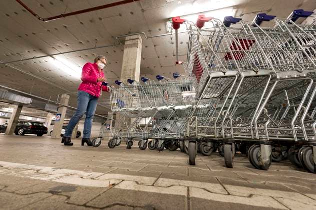 Und los geht der Einkauf. Eine Frau holt sich den Einkaufswagen im Supermarkt. Traunstein Bayern Deutschland Copyright: xRolfxPossx